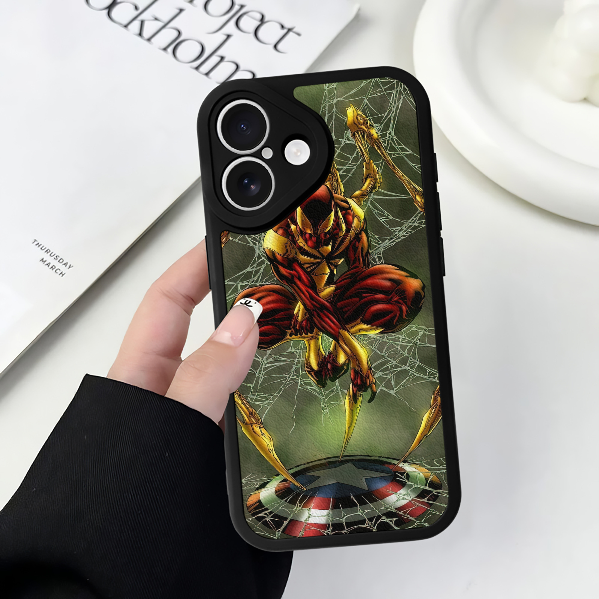 （画像用） Spider Man スパイダーマン 【iPhone 16シリーズ対応】シリコンスマホケース（レザー調） 材質：シリコン